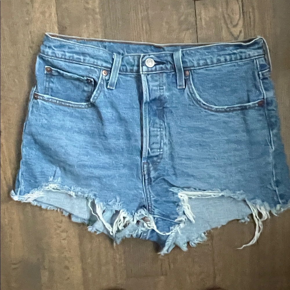 NWOT Levi's 501 Medium Blue Distressed Jean Shorts Women’s 30